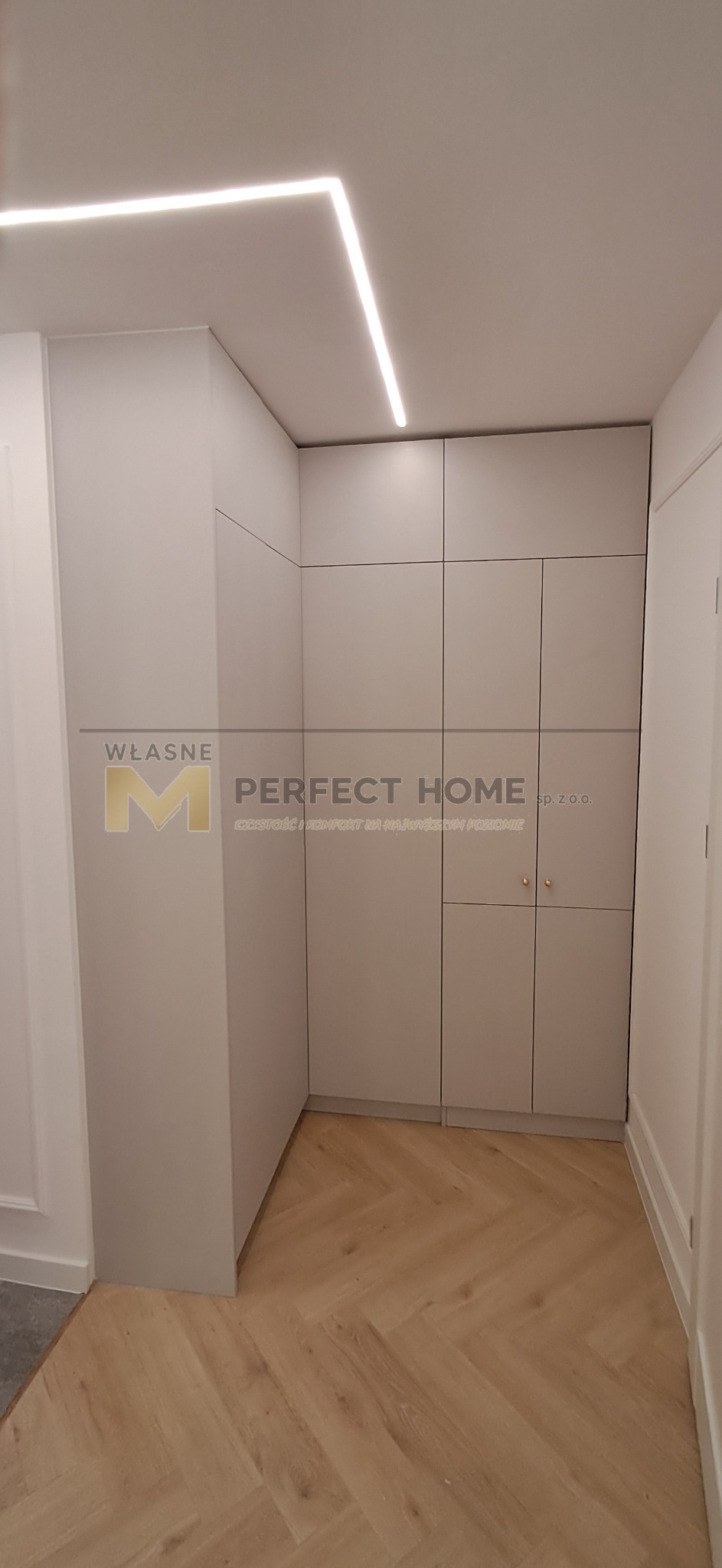 Pojemna garderoba z zabudową na wymiar — realizacja Perfect Home