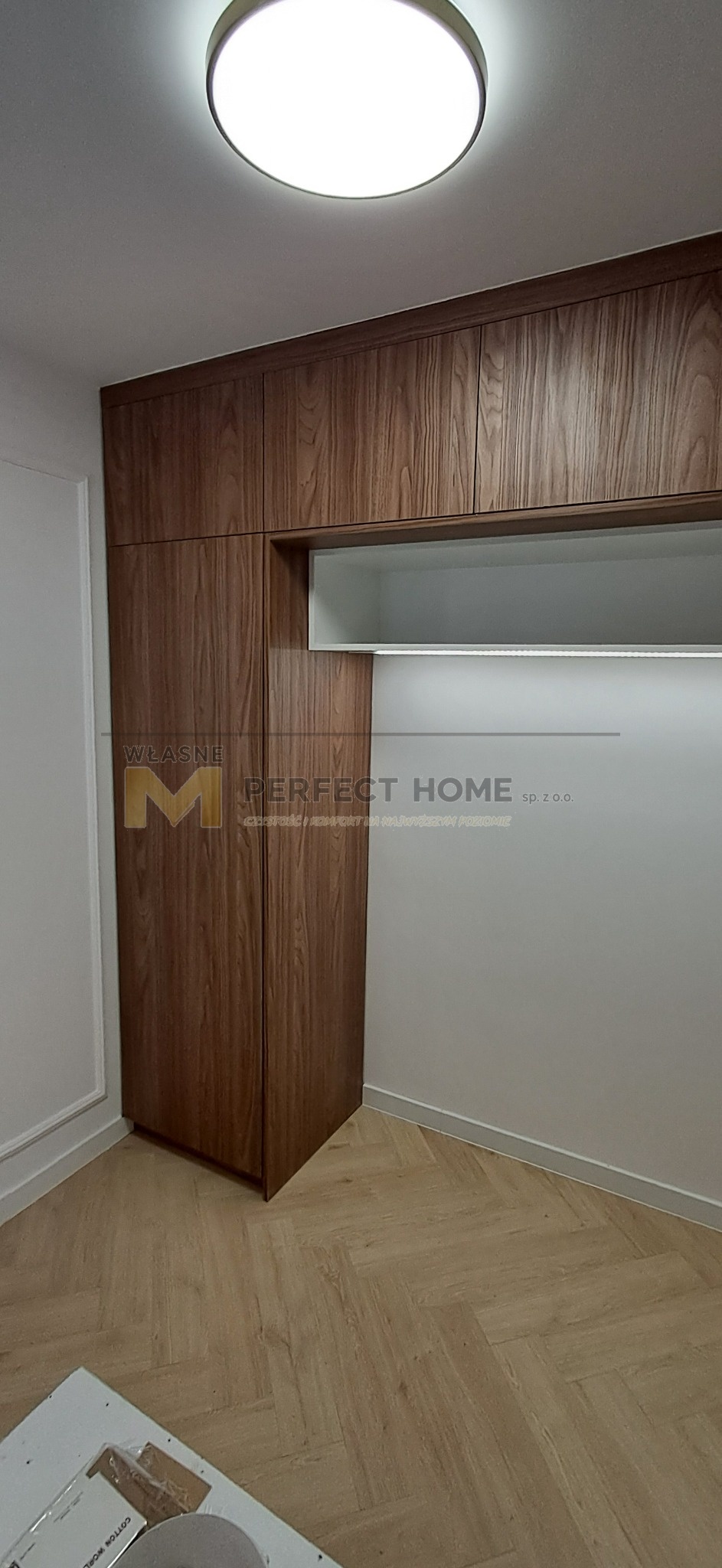 Sypialnia z orzechową zabudową i nadstawką na wymiar — realizacja Perfect Home