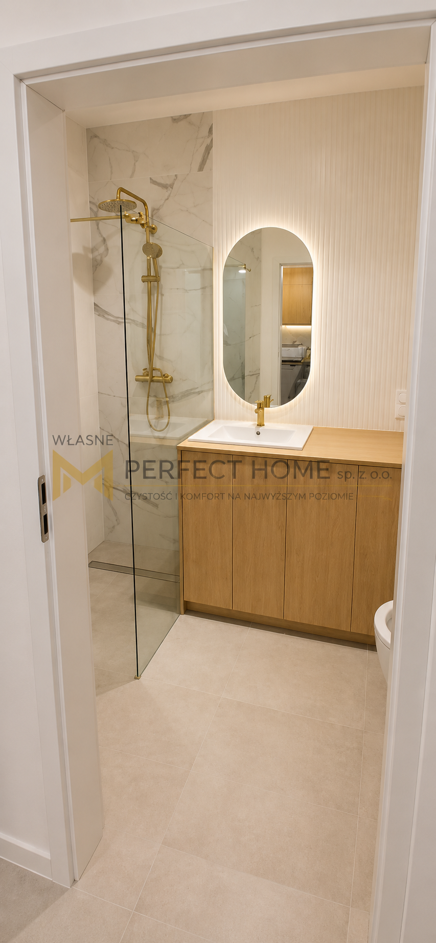 Jasna łazienka z prysznicem walk-in i złotą armaturą — realizacja Perfect Home