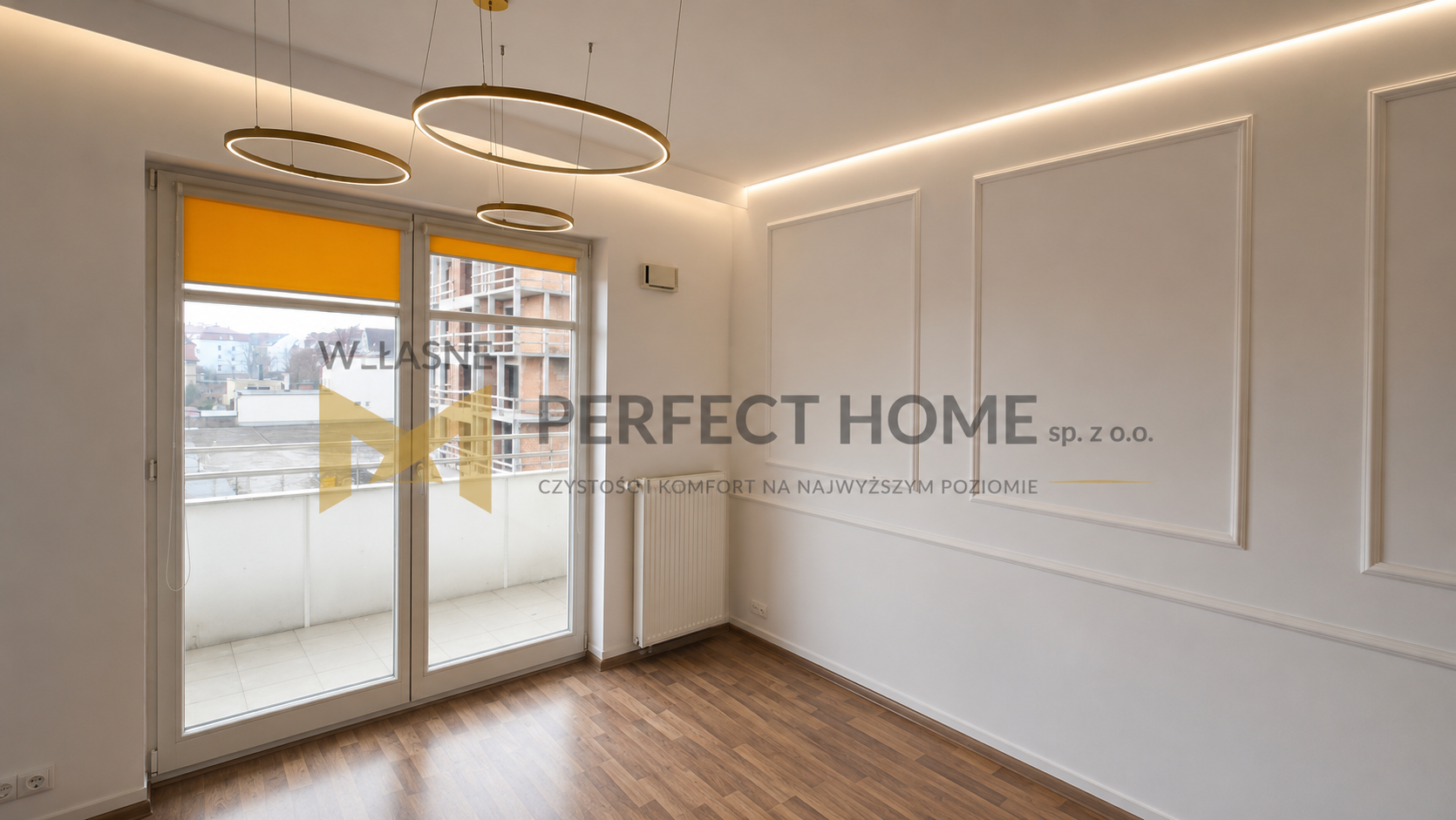 Jasny pokój z dekoracyjnymi panelami i oświetleniem LED — realizacja Perfect Home