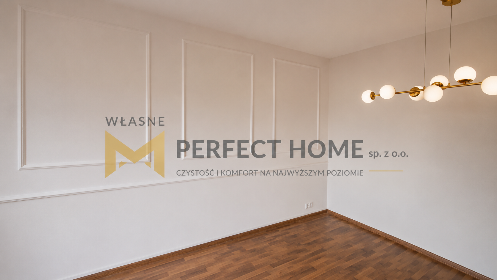 Elegancki pokój z dekoracyjną sztukaterią i designerską lampą — realizacja Perfect Home