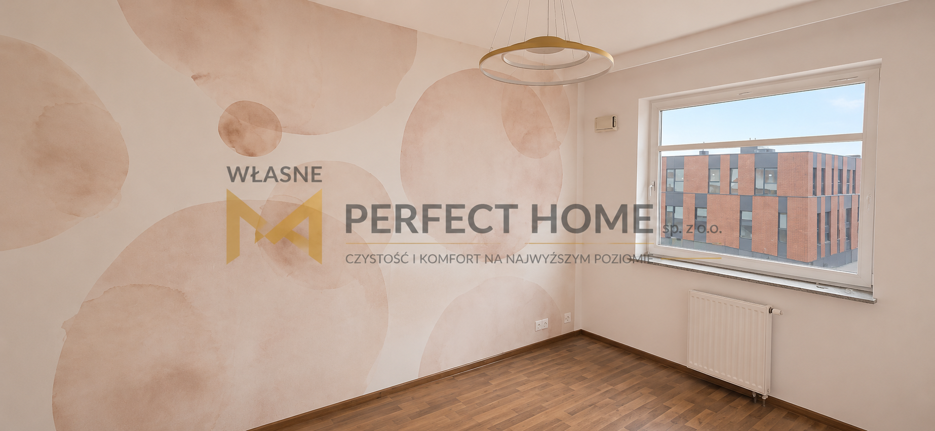 Pokój z artystyczną tapetą i pierścieniową lampą — realizacja Perfect Home
