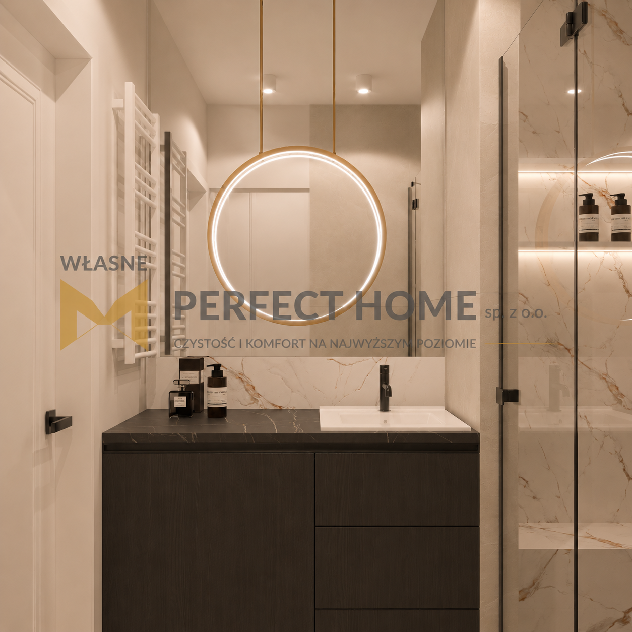 Elegancka łazienka z marmurem, złotą lampą i prysznicem walk-in — realizacja Perfect Home
