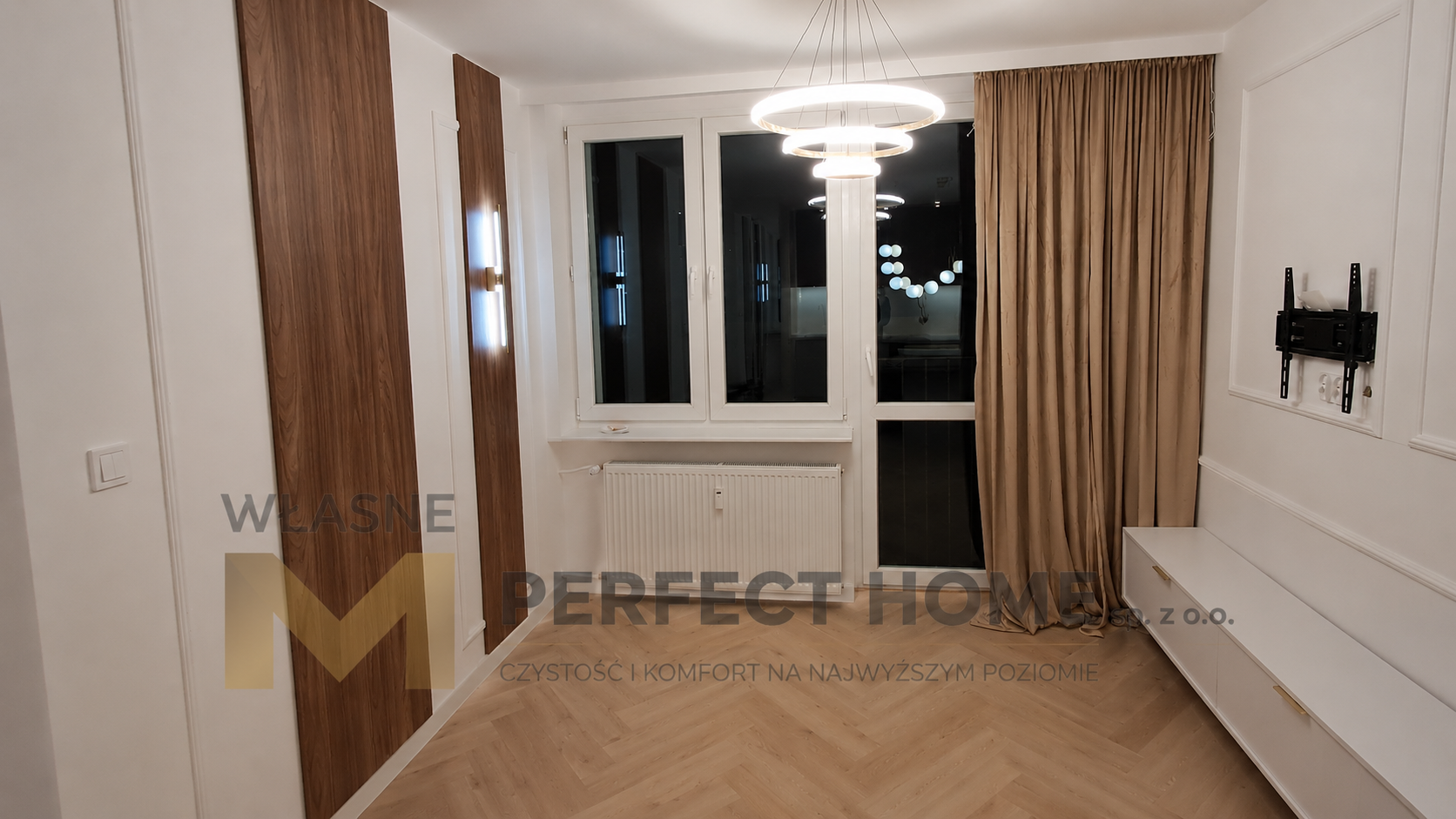 Salon z podłogą w jodełkę i zabudową RTV — realizacja Perfect Home
