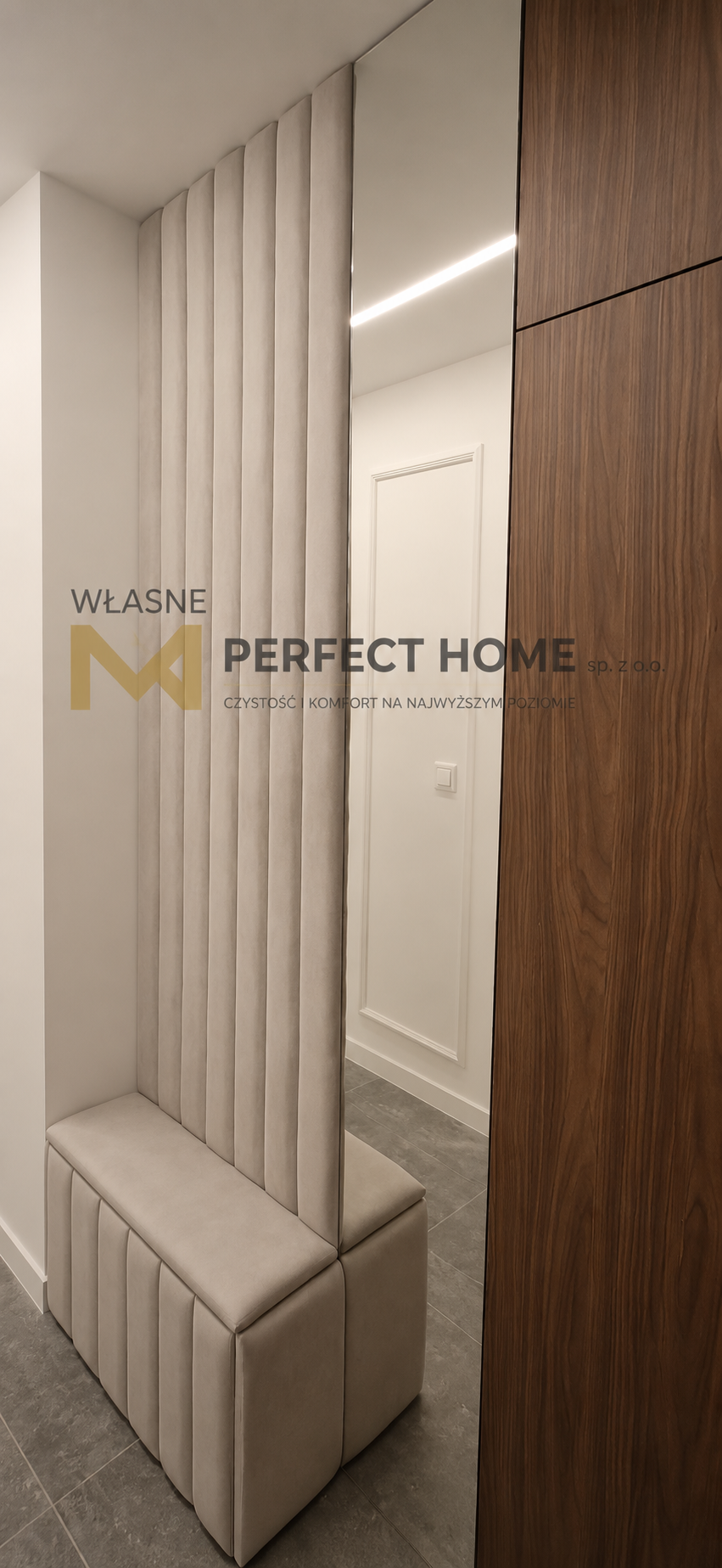 Elegancki przedpokój z tapicerowanymi panelami — realizacja Perfect Home