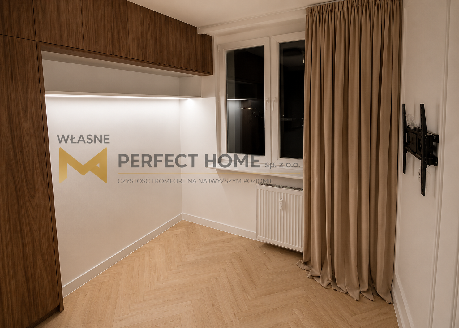 Pokój z orzechową zabudową na wymiar — realizacja Perfect Home